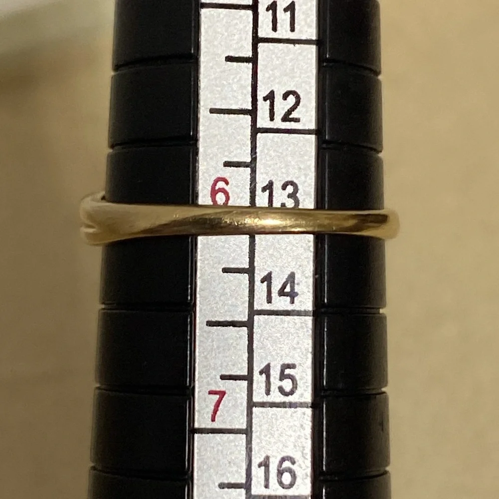 10K Gold Emerald Ring - Picture 7 of 8